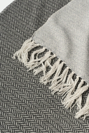 Plaid aus luxuriösem Kaschmir im Chevron-Muster